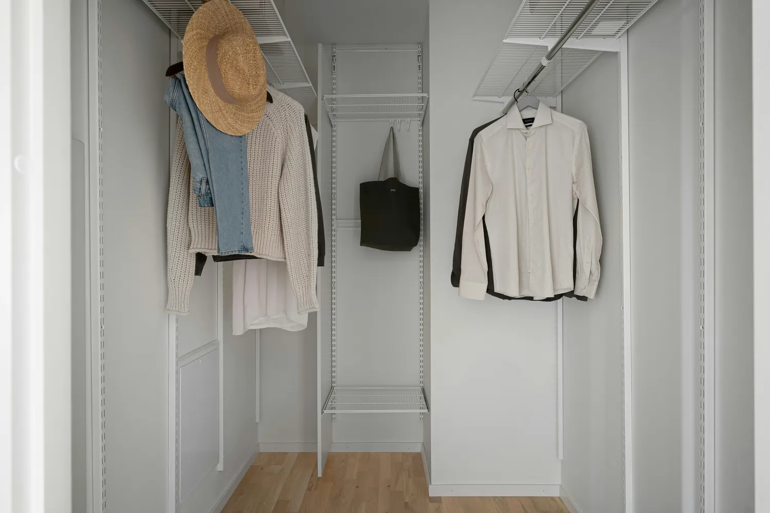 Practical Tips for Developing a Versatile and Minimalist Wardrobe