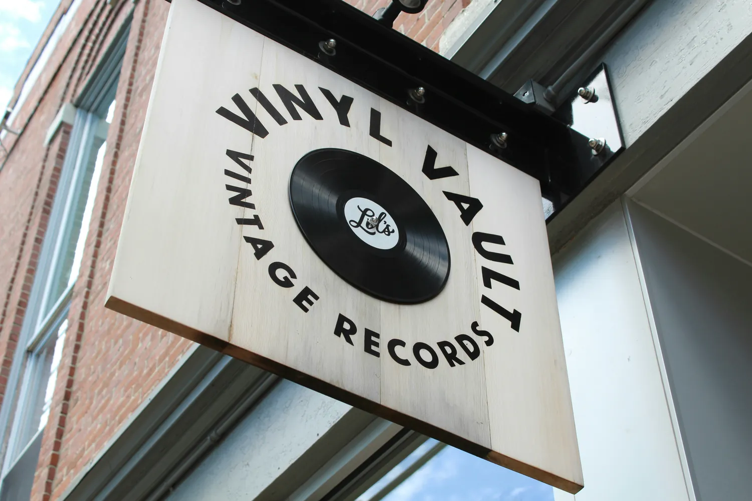 Why Some Audiophiles Prefer Vinyl Over Digital and Vice Versa